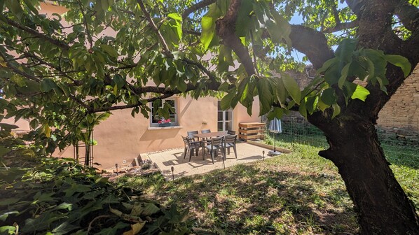 Outdoor dining - Vrbo Property (Solutré-Pouilly)