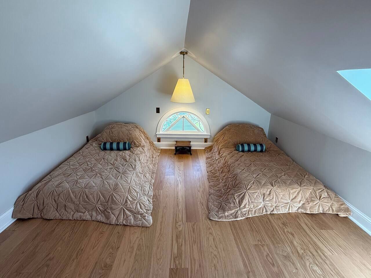 Schreibtisch, Bügeleisen/Bügelbrett, Reisekinderbett, WLAN