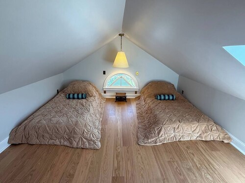 The Hayloft - Newly Renovated Historic Home + EV