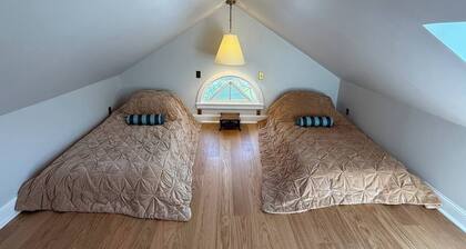The Hayloft - Newly Renovated Historic Home + EV