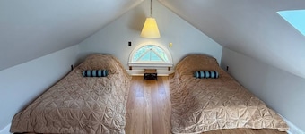 The Hayloft - Newly Renovated Historic Home + EV