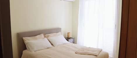 Tabla de planchar con plancha, wifi y ropa de cama
