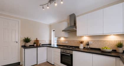 Stylish 3 Bed House | Parking | Garden | Maidstone