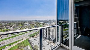 A high-rise building with a view of a cityscape, including roads and greenery. - 24th-floor 1BR Sleeps 4 | Rainey + Rooftop Pool (Austin)