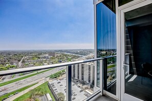A high-rise building with a view of a cityscape, including roads and greenery. - 24th-floor 1BR Sleeps 4 | Rainey + Rooftop Pool (Austin)