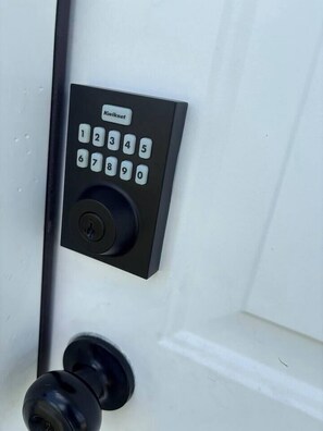 Ein Schlüsselschloss mit numerischer Tastatur an einer Tür.