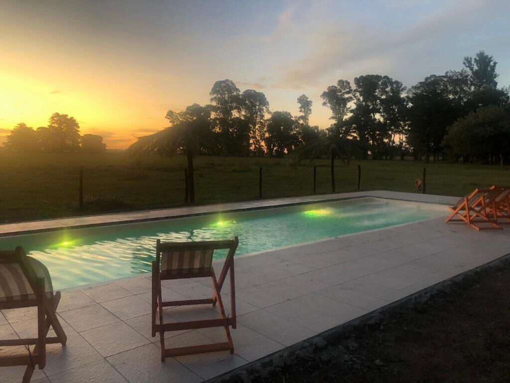 Una piscina al aire libre de temporada