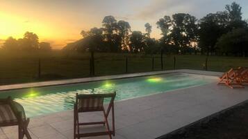 Una piscina al aire libre de temporada