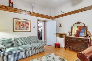 Living area - Wilder Farm--Charming Vermont Farmhouse in Mad River Valley (Waitsfield)