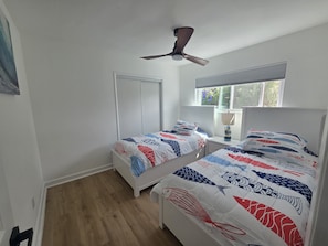 Tabla de planchar con plancha, Internet, ropa de cama