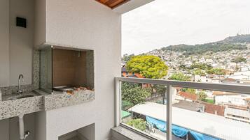 Uma varanda com vista para uma cidade no alto de uma colina.