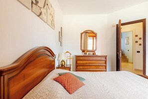 Tabla de planchar con plancha, wifi y ropa de cama 