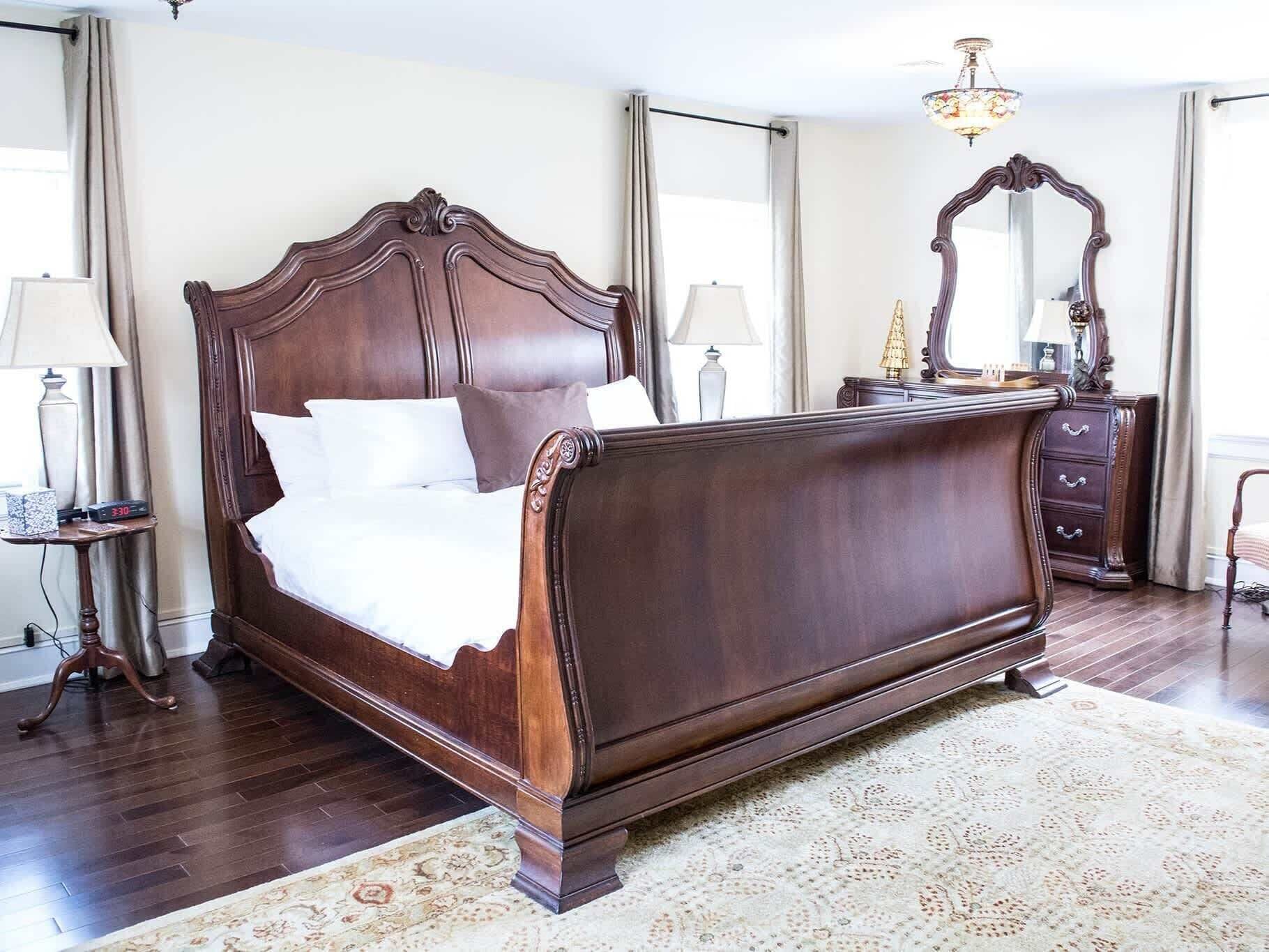 Desk, iron/ironing board, WiFi, bed sheets