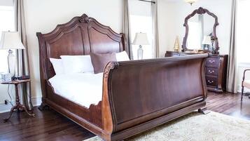 Desk, iron/ironing board, WiFi, bed sheets