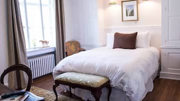 Escritorio, tabla de planchar con plancha, wifi y ropa de cama