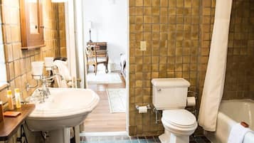 Shower, towels, shampoo