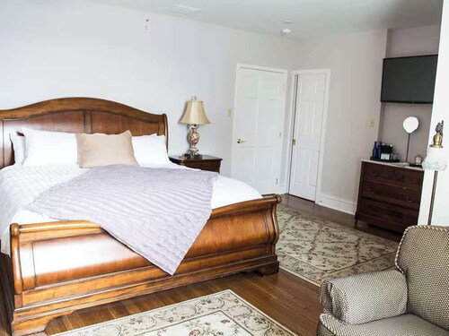 The Hull Suite at The Manor on Front