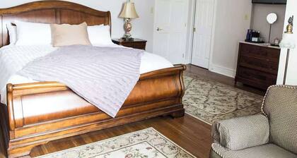 The Hull Suite at The Manor on Front