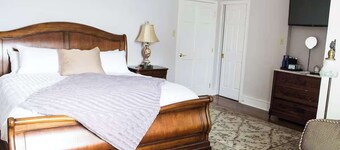 The Hull Suite at The Manor on Front