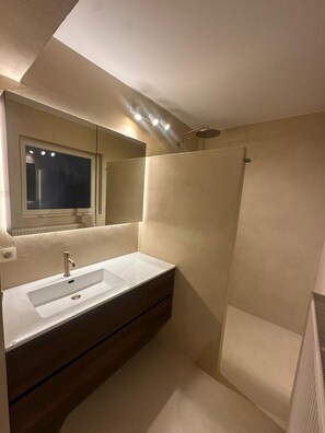 Shower, hair dryer, soap, shampoo - MeDaMoRe - Beachfront (Knokke-Heist)