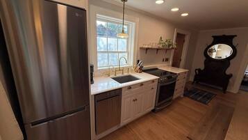 Coffee/tea maker, fridge, oven, stovetop