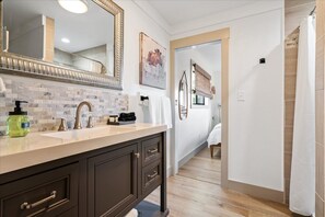 Shower, hair dryer, towels, soap - Hill Country Escape - Views, Fire Pit, Close to Wineries - Great for Groups! (Wimberley)