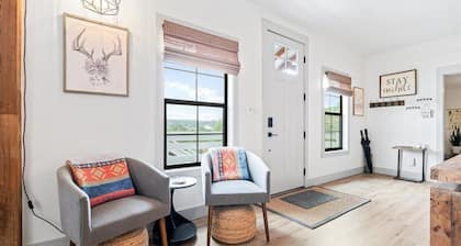 Hill Country Escape - Views, Fire Pit, Close to Wineries - Great for Groups!
