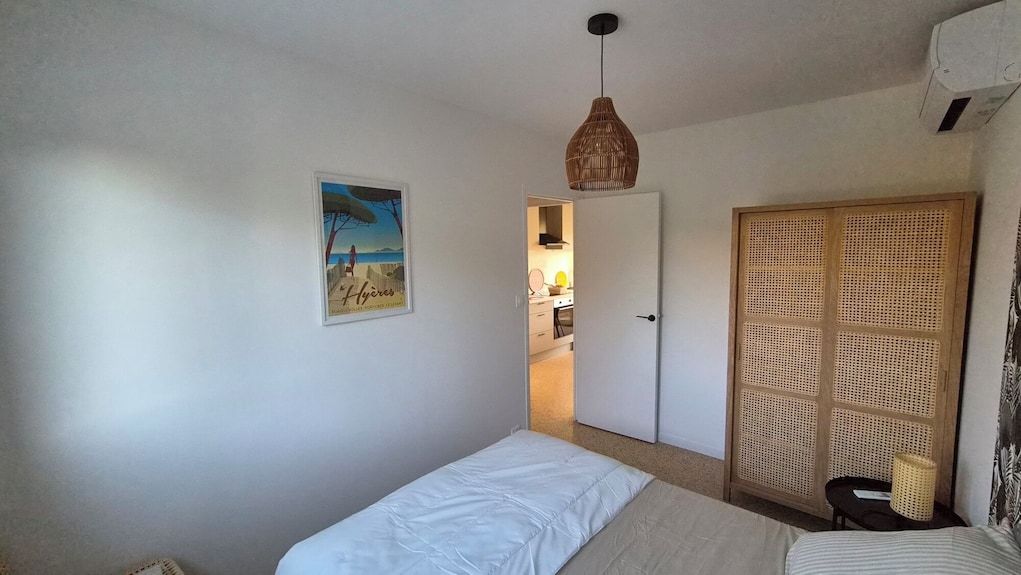 Renovated One-bedroom Apartment In Hyères, Air-conditioned, 250 Meters From The Beach, Private Parking, 300 Meters From Shops - 예르