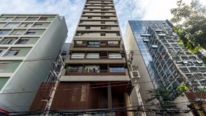 A modern high-rise building with multiple balconies and a reflective glass facade. - Studio Perto da Av Paulista e Masp Jardim Paulista (São Paulo)