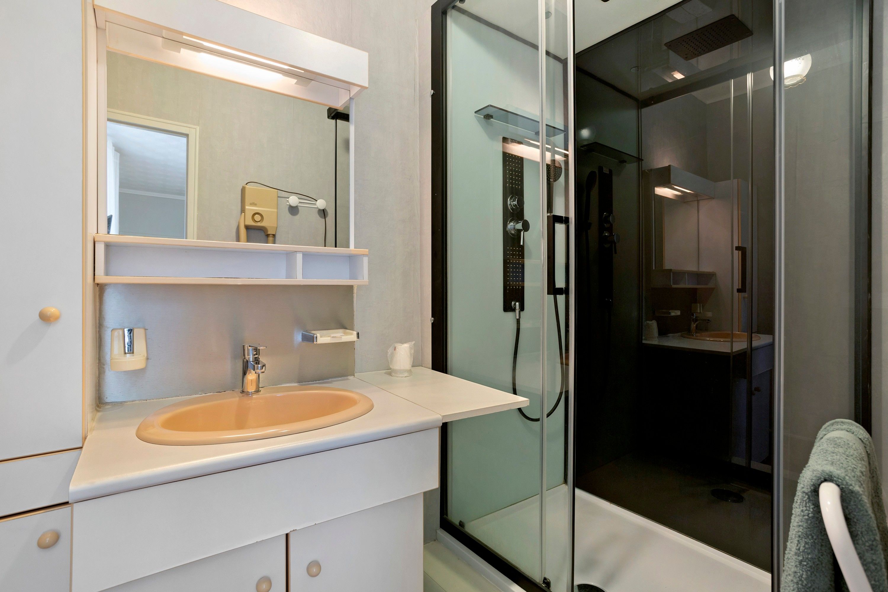 Shower, hair dryer, towels