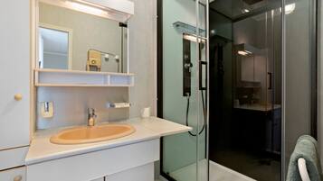 Shower, hair dryer, towels