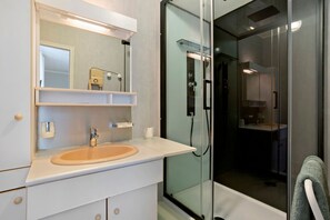 Shower, hair dryer, towels