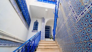 A staircase with blue railings and patterned tiles. - Le paradis bleu — Luxueux duplex avec vue mer (Site archéologique de Carthage)