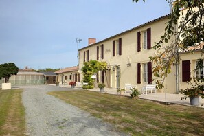 A building with a gravel driveway leading to a gated entrance. - Le paradis - Guest Room P (Chaillé-les-Marais)
