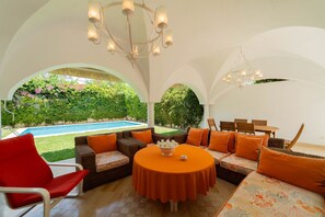 Outdoor dining - Villa d'exception à Gammarth – piscine privée (Gammarth)