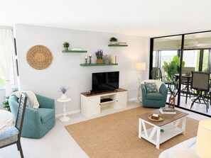 Living area - Top floor, 2 Bedroom/2 Bath condo overlooking a lake and golf course. (Fort Myers)