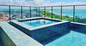 A rooftop infinity pool with a clear view of the beach and ocean. - LM DVA Cabedelo (Cabedelo)