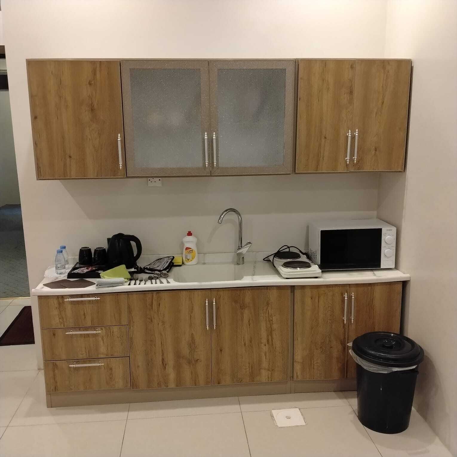 Suite junior, vistas a la ciudad | Cocina privada | Frigorífico pequeño, microondas y utensilios de cocina