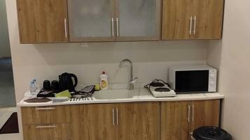 Suite junior, vistas a la ciudad | Cocina privada | Frigorífico pequeño, microondas y utensilios de cocina