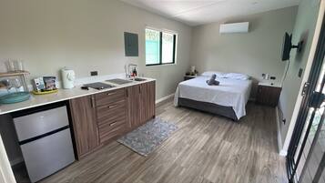 Een strijkplank/strijkijzer, wifi, beddengoed