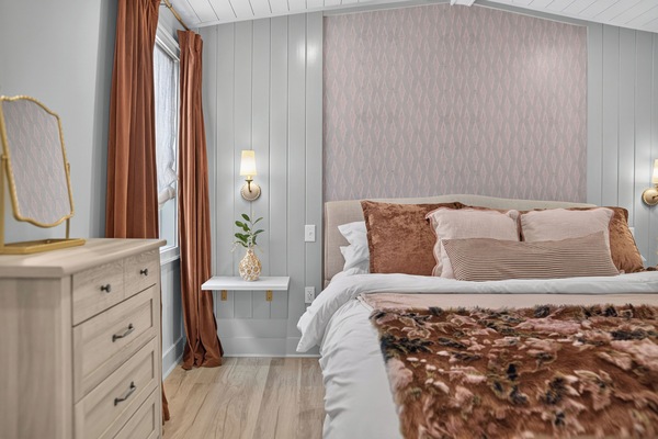 1 quarto, ferros/tábuas de passar roupa, berço de viagem