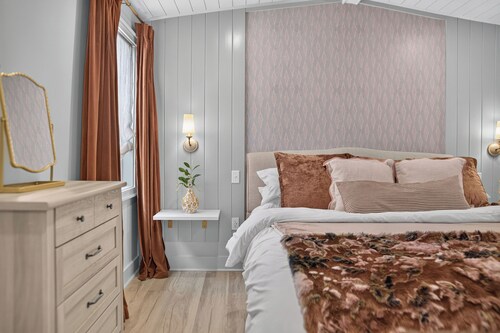 Hot Tub, Golf Cart & Private Courtyard, Walk to Beach & Downtown