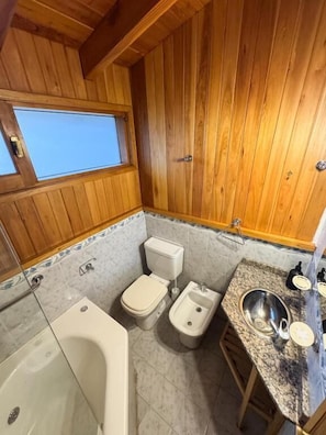Superior Bungalow, River View | Bathroom - Apart Hotel Del Pellín (San Martín de los Andes)