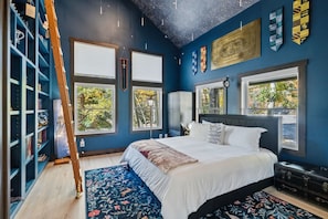 Harry Potter-Themed Room - Step into a fully themed Hogwarts-inspired King Bedroom with magically soft bedding and a private library. - 🏔️ Leika Haus | Riverfront Luxury ♨️ Hot Tub + Barrel Sauna 🎬 Theater Lounge | Sleeps 19 (Keystone)
