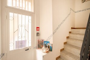 Eine Treppe mit Handlauf und einer an der Wand befestigten Zierkette.
