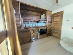 Iron/ironing board, bed sheets - Charming Duplex – Les Confins: Mountain View & Balcony (La Clusaz)