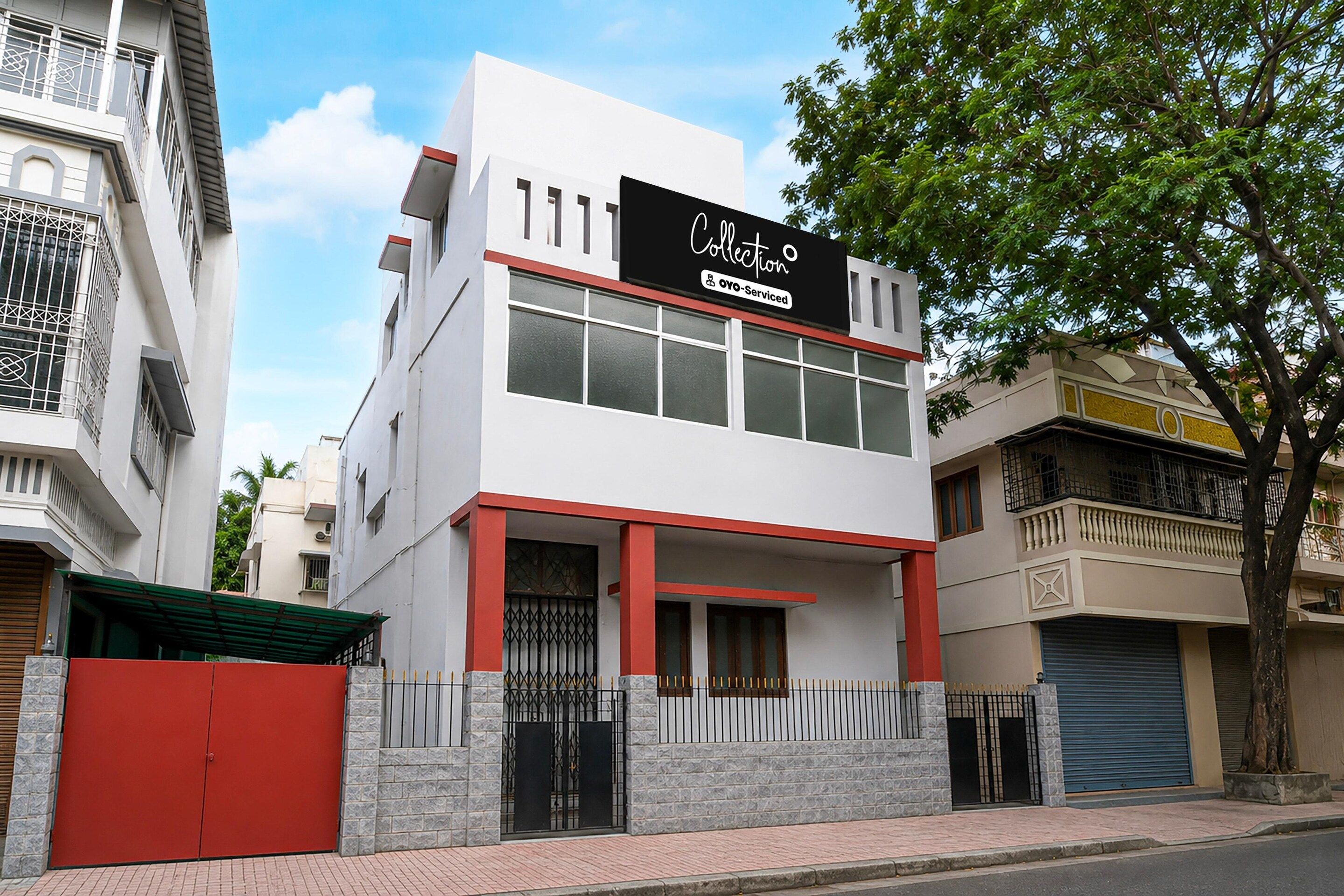 Un bâtiment moderne à deux étages, doté d’une enseigne bien visible indiquant qu’il propose un service de collecte.