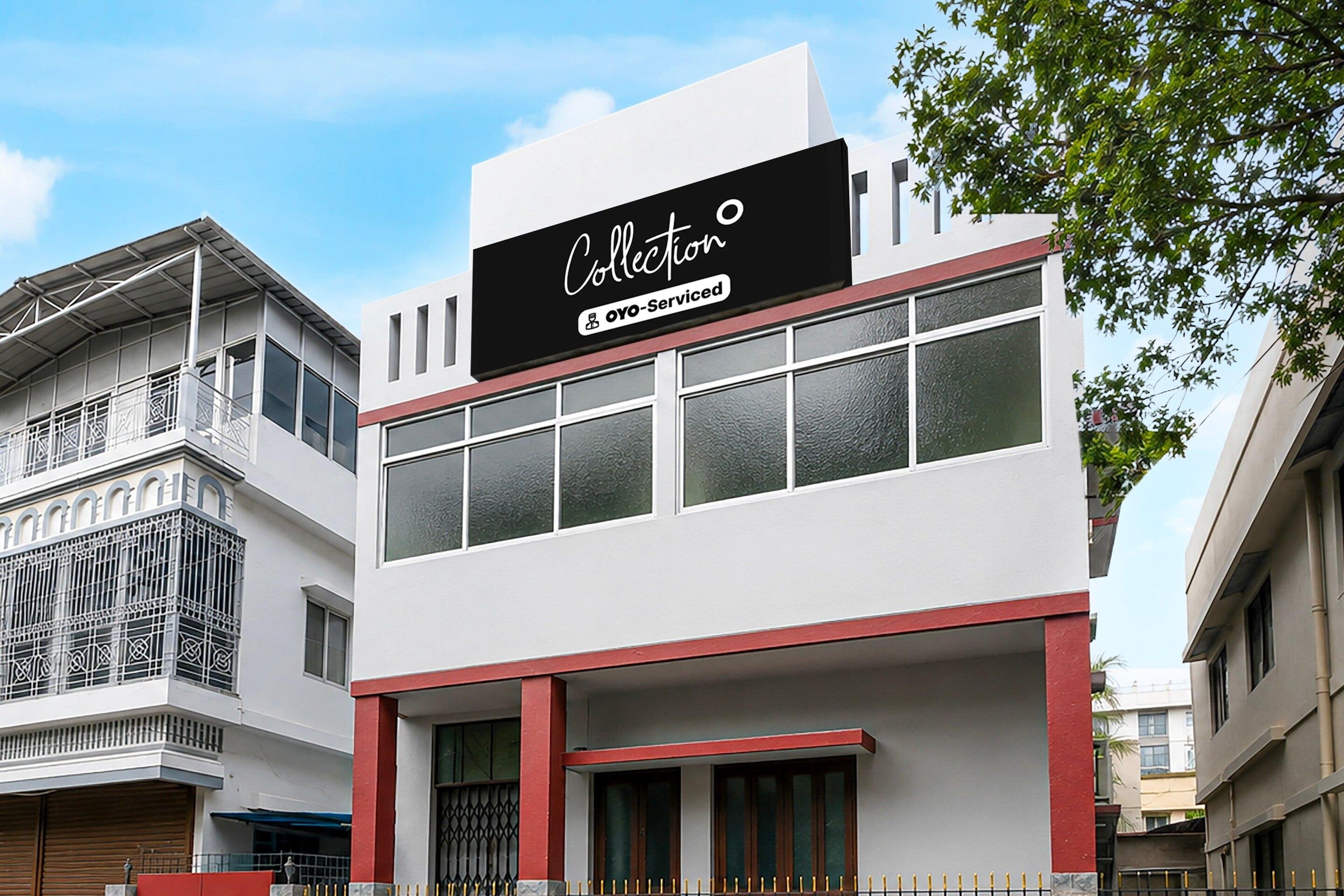 Un edificio moderno con un cartello che riporta 'Collection' e 'Oyo-Serviced'.