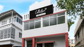 Un edificio moderno con un cartello che riporta 'Collection' e 'Oyo-Serviced'.