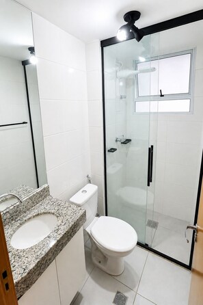 Een douche, een haardroger, handdoeken, toiletpapier